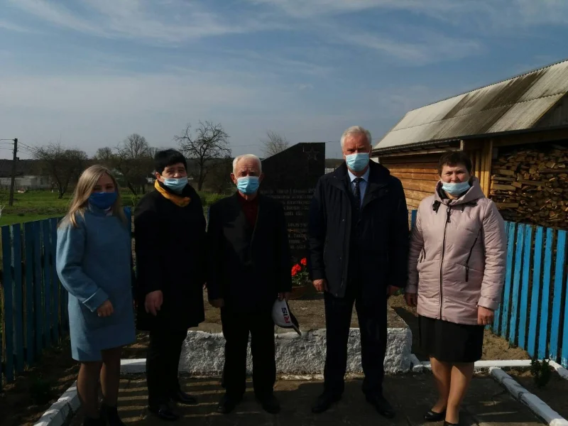 Вшанування жертв розстрілу першотравневої демонстрації трудящих в селі Прилісне у 2021 році. Джерело: сайт Прилісненської громади.
