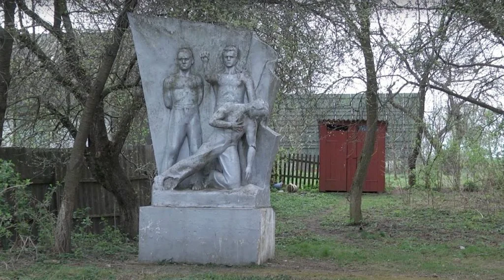 Пам'ятний знак на честь секретаря сільської ради А. Ф. Стемпковського, вбитого оунівцями в 1944 р. у Заріччі та пам'ятник борцям за радянську владу, членам КПЗУ Мацьохі Ф.П., Дядюку Ю.Т., Шейчуку С.Ф. у Вощатині Володимирського району. Джерело: 12 канал.