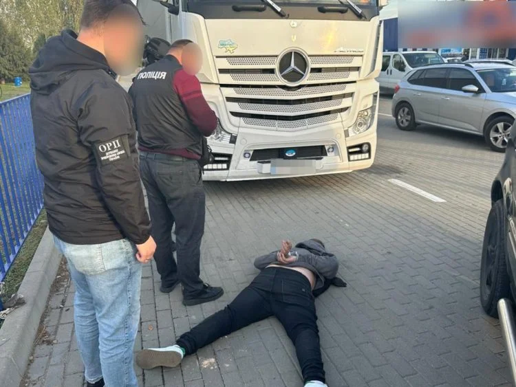 Учасники організованої злочинної групи на Волині, яка ввозила авто під виглядом гуманітарної допомоги, отримали підозри