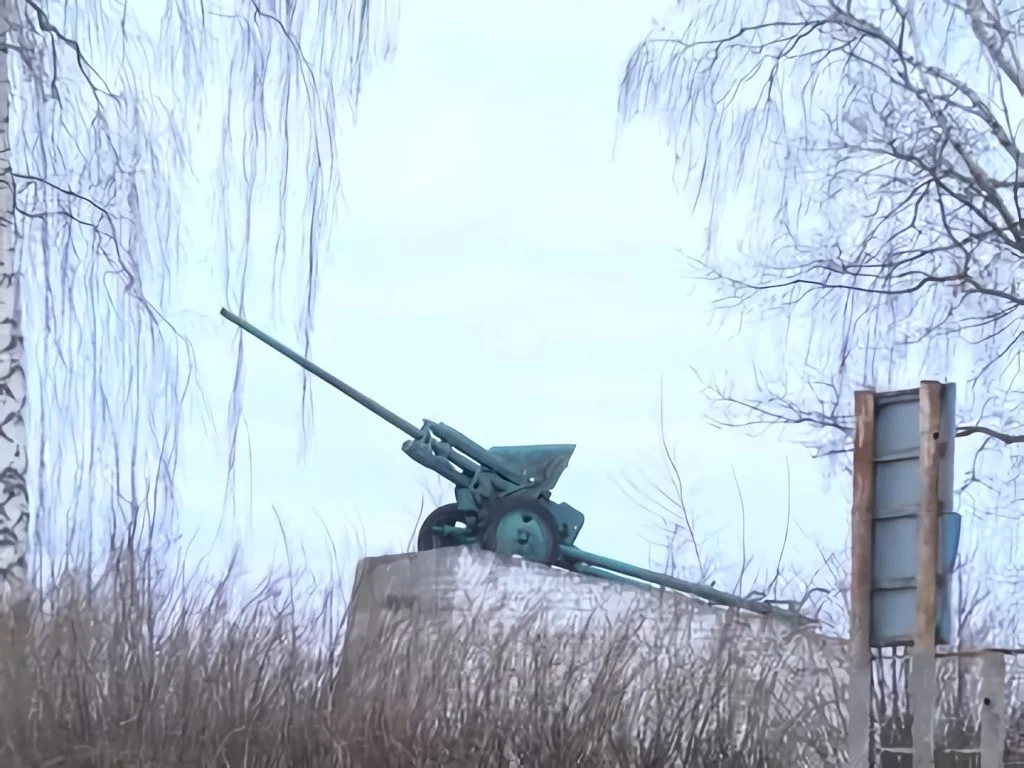 Пам'ятник на честь радянських артилеристів у селі Затурці Володимирського району. Джерело: 12 канал.