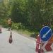 Робітники зрізають кущі обіч дороги. Роботи з утримання дороги