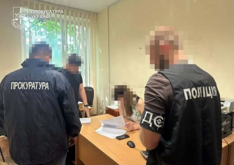 На Волині ексдиректорку Служби місцевих автодоріг взяли під домашній арешт через підозру в розтраті держкоштів