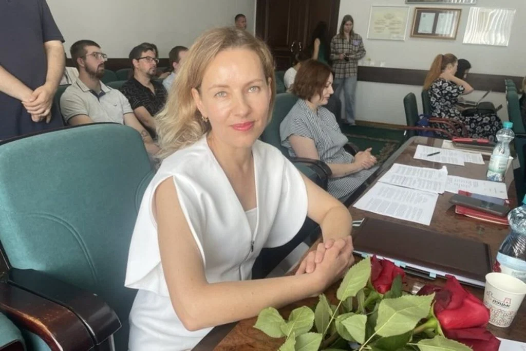 Депутати Луцької міської ради під час пленарного засідання 97-ї сесії затвердили заступницею міського голови з питань діяльності виконавчих органів Юлію Дацюк та керуючу справами виконавчого комітету Наталію Юрченко. Попердніх заступників міськрада звільнила напередодні.