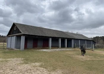 Лісова конюшня та господарська будівля в Клубочині Луцького району (викупив Сергій Ковальчук)