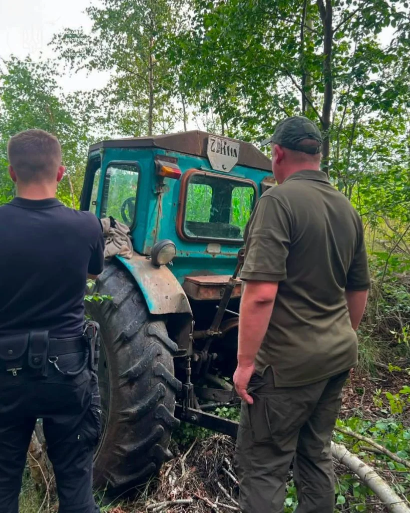 На території одного з лісогосподарських підприємств Волинської області виявлено незаконну порубку близько 450 дерев. Збитки становлять понад 5 млн гривень. Знайшли трактор й причіп. Це Буцинське лісництво