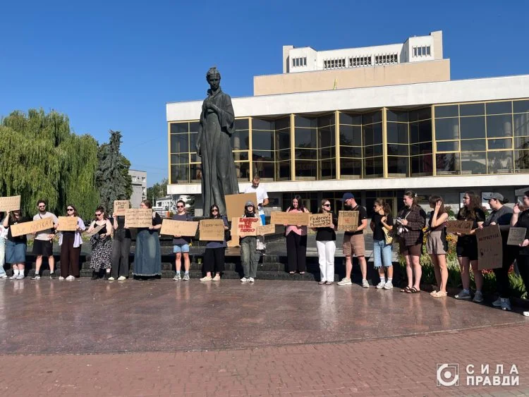 Лучани вийшли на акцію проти відставки Федорова з посади міністра оборони