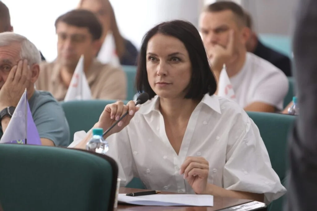 Депутати Луцької міської ради під час пленарного засідання 97-ї сесії затвердили заступницею міського голови з питань діяльності виконавчих органів Юлію Дацюк та керуючу справами виконавчого комітету Наталію Юрченко. Попердніх заступників міськрада звільнила напередодні.