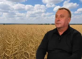 Депутат Волинської облради Іван Смітюх на фоні поля ріпаку
