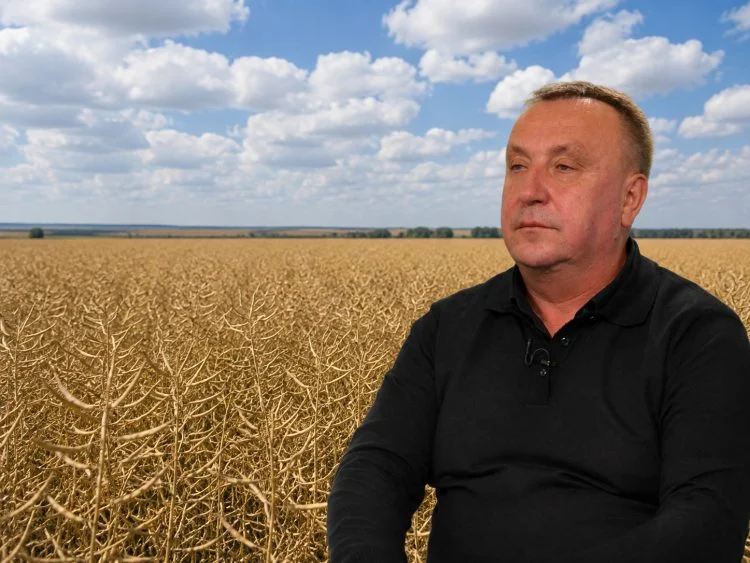Депутат Волинської облради Іван Смітюх на фоні поля ріпаку