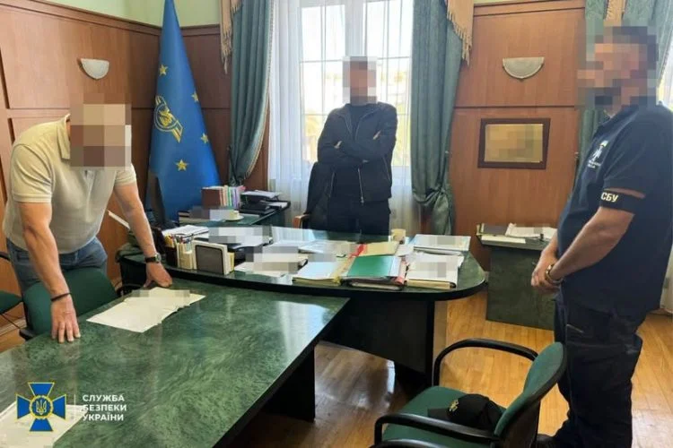 підозра депутату, який відправляв підлеглих будувати хату посадовцю Укрзалізниці