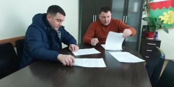 Артур Щирба і Олександр Ковальчук підписують інвестиційний договір. Фото: Ківерцівська міська рада