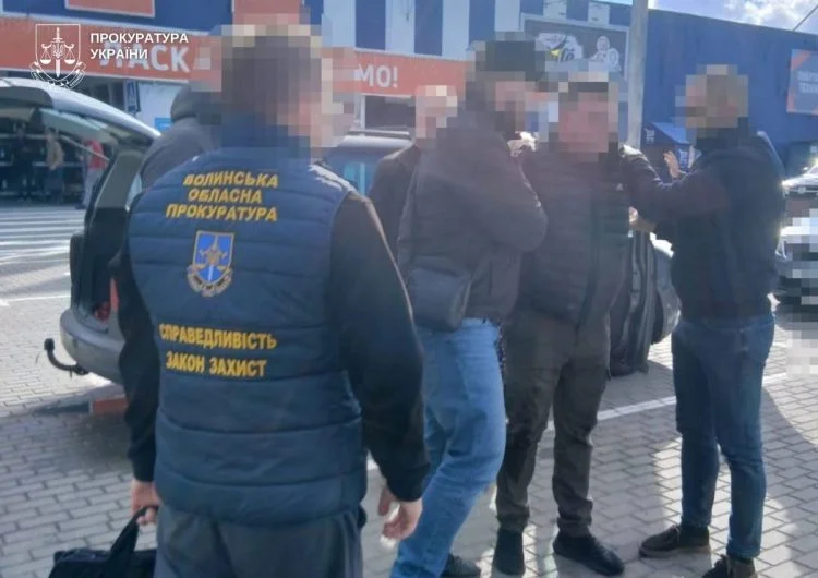 Налагодив схему поборів – волинському митнику повідомили про підозру