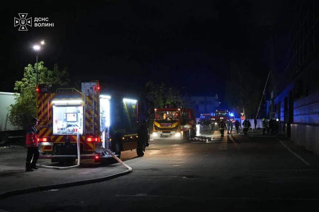 У Луцьку внаслідок російського обстрілу виникла пожежа в одному з культурно-розважальних комплексів.