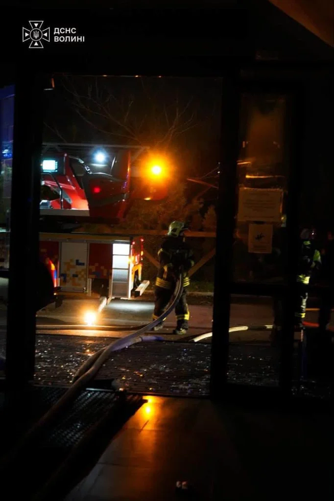 У Луцьку внаслідок російського обстрілу виникла пожежа в одному з культурно-розважальних комплексів.