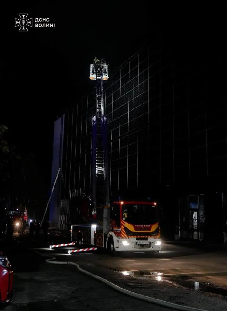 У Луцьку внаслідок російського обстрілу виникла пожежа в одному з культурно-розважальних комплексів.